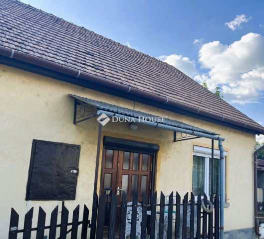 Eladó családi ház, Bugyin 44.99 M Ft, 2 szobás