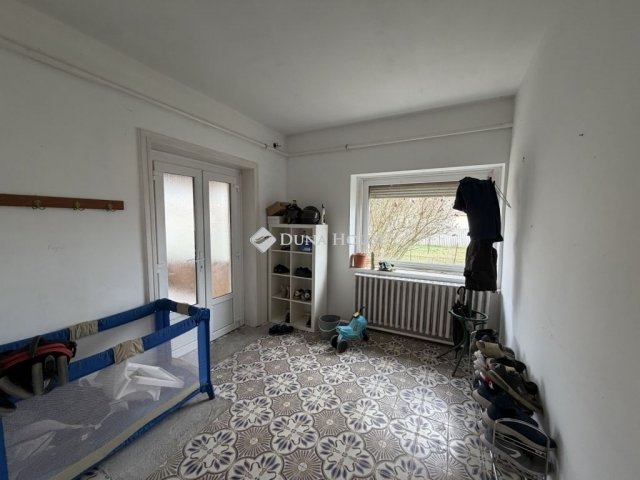 Eladó családi ház, Tápiószecsőn 69.4 M Ft, 8 szobás