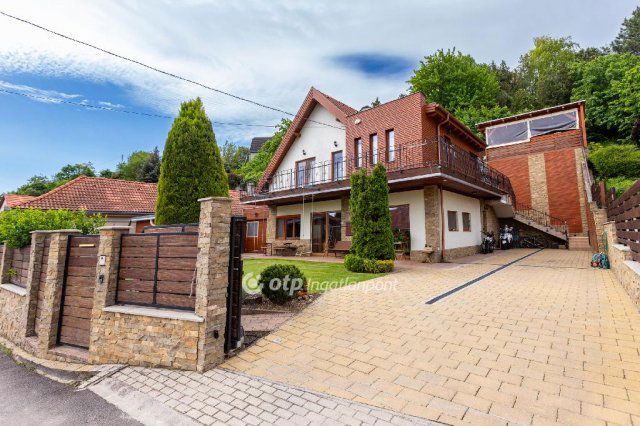 Eladó családi ház, Balatonalmádiban 259.9 M Ft, 6 szobás