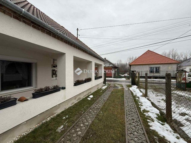 Eladó családi ház, Véneken 60 M Ft, 3 szobás