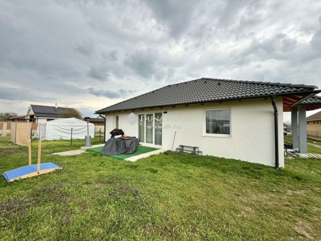 Eladó családi ház, Veszprémben 99.6 M Ft, 4 szobás
