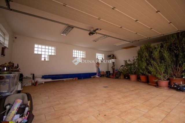 Eladó családi ház, Szegeden 409 M Ft, 6 szobás