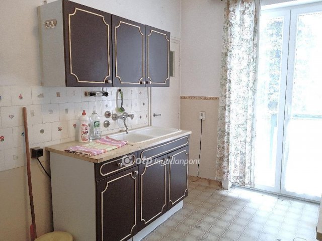 Eladó téglalakás, Ajkán 35.5 M Ft, 2 szobás