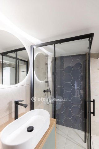 Eladó téglalakás, Budapesten, VI. kerületben 64.9 M Ft, 2 szobás