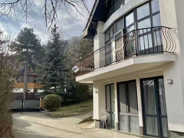 Eladó családi ház, Budapesten, III. kerületben 360 M Ft