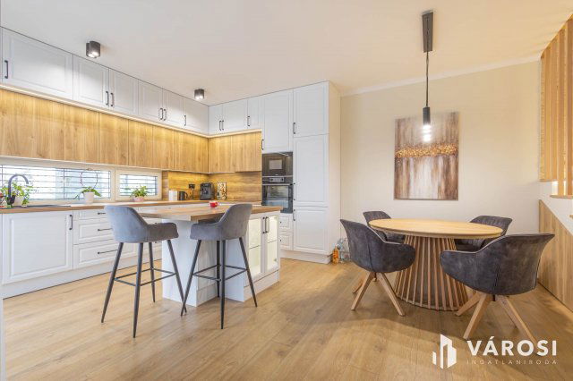 Eladó családi ház, Szegeden 255 M Ft, 5 szobás