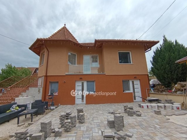 Eladó családi ház, Érden 249.9 M Ft, 10 szobás