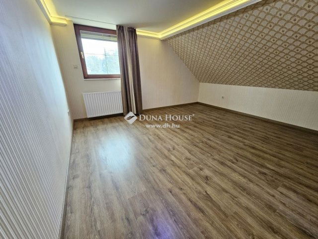 Eladó családi ház, Pócsmegyeren 259 M Ft, 6 szobás