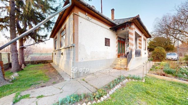 Eladó családi ház, Tiszaeszláron 26.5 M Ft, 3 szobás