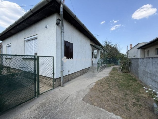 Eladó családi ház, Vecsésen 94 M Ft, 3 szobás