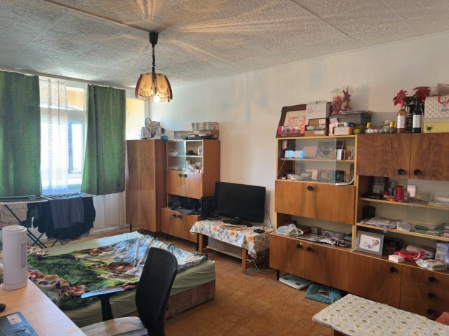 Kiadó panellakás, albérlet, Pécsett, Anikó utcában, 3 szobás