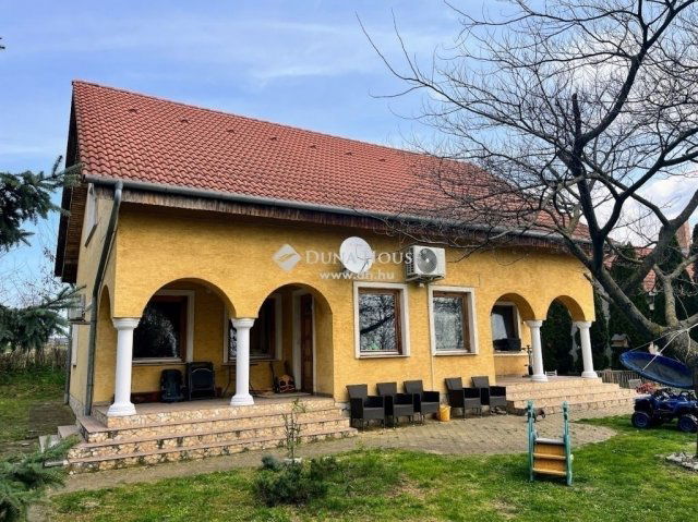 Eladó családi ház, Pécsett 74.9 M Ft, 6 szobás