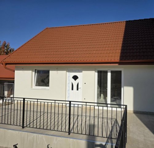 Eladó ikerház, Besnyőn 42.9 M Ft, 3 szobás
