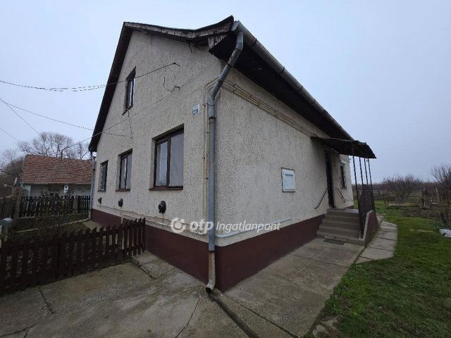 Eladó családi ház, Tiszacsegén 25 M Ft, 3 szobás