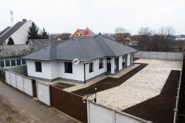 Eladó családi ház, Mikepércsen 129.9 M Ft, 4 szobás