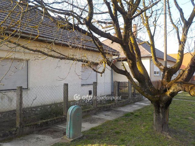 Eladó családi ház, Kadarkúton 16.9 M Ft, 2 szobás