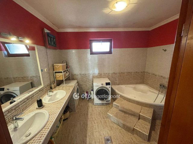 Eladó családi ház, Lajosmizsén 124.9 M Ft, 6+2 szobás