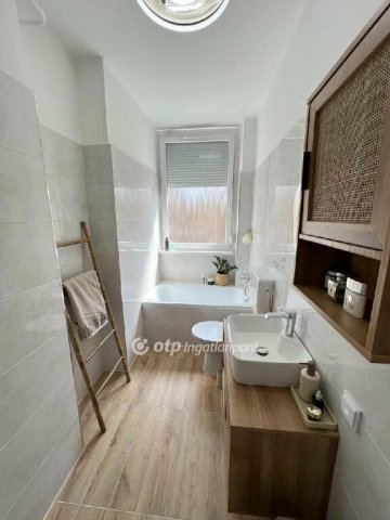 Eladó téglalakás, Kecskeméten 54.99 M Ft, 2 szobás