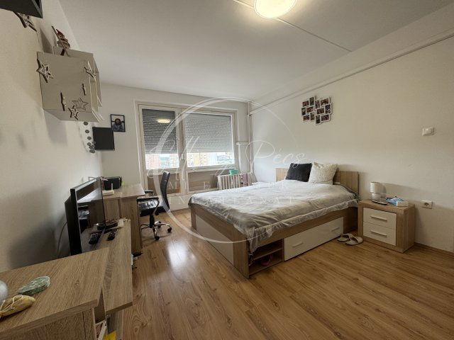 Eladó panellakás, Pécsett, Uitz Béla utcában 32.9 M Ft