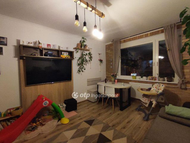 Eladó panellakás, Szegeden 76.5 M Ft, 2+2 szobás