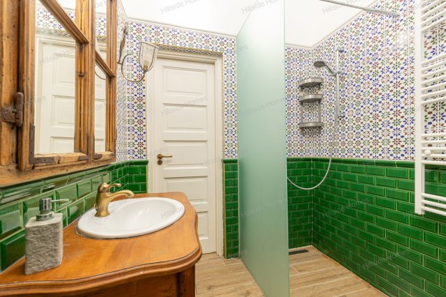 Eladó téglalakás, Budapesten, VI. kerületben 58.9 M Ft, 1 szobás