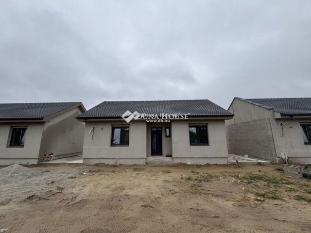 Eladó családi ház, Cegléden 59.99 M Ft, 3 szobás