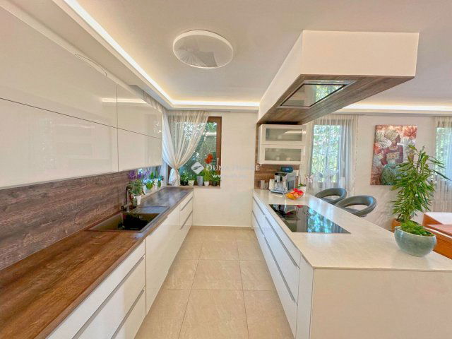 Eladó családi ház, Szentendrén 395.9 M Ft, 6 szobás