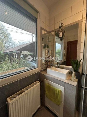 Eladó családi ház, Vecsésen 144.9 M Ft, 4 szobás