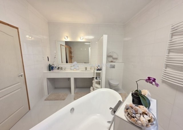 Eladó családi ház, Nagytarcsán 205 M Ft, 6 szobás