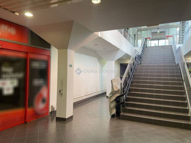 Kiadó üzlethelyiség, Tatabányán, Fő téren 1500 E Ft / hó