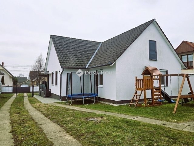 Eladó családi ház, Siklóson 99.9 M Ft, 4 szobás