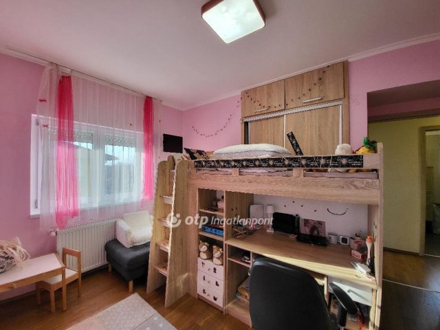 Eladó téglalakás, Siófokon 79.9 M Ft, 4 szobás