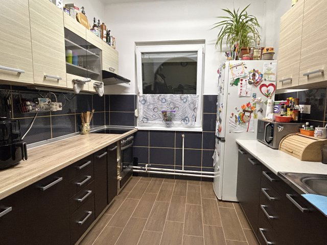 Eladó téglalakás, Komáromban 68 M Ft, 4 szobás