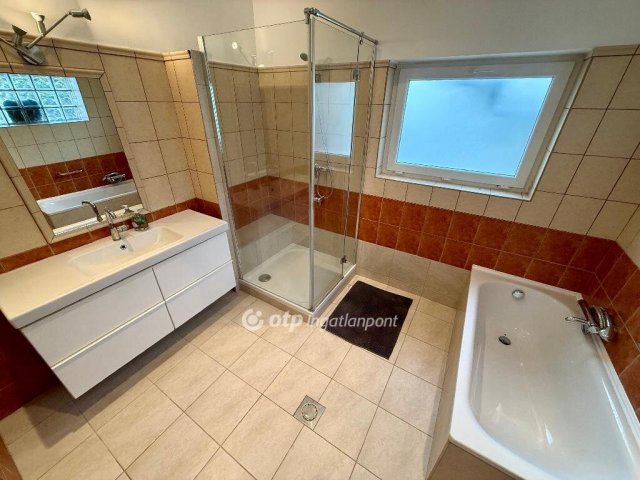 Eladó családi ház, Szentendrén 149.99 M Ft, 4 szobás