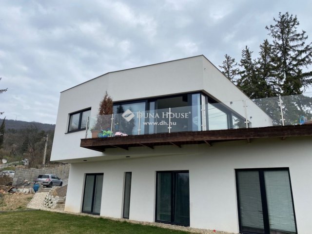 Eladó családi ház, Pécsett 349 M Ft, 5 szobás