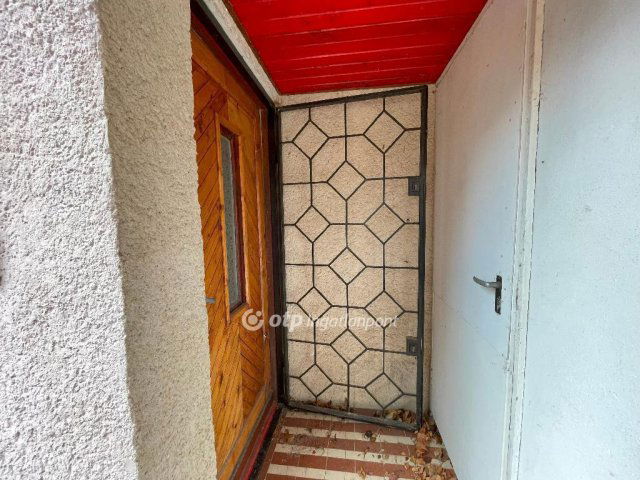 Eladó családi ház, Komlón 33 M Ft, 1+1 szobás