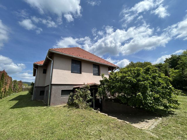 Eladó családi ház, Bakonybélben 104 M Ft, 4 szobás