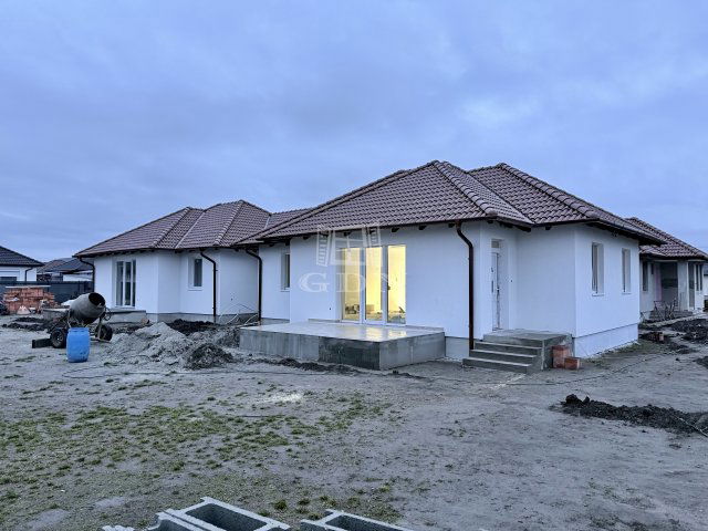 Eladó ikerház, Jászberényben 58.99 M Ft, 3 szobás