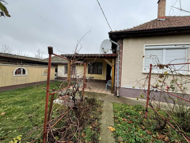 Eladó családi ház, Mezősason 13.9 M Ft, 2 szobás