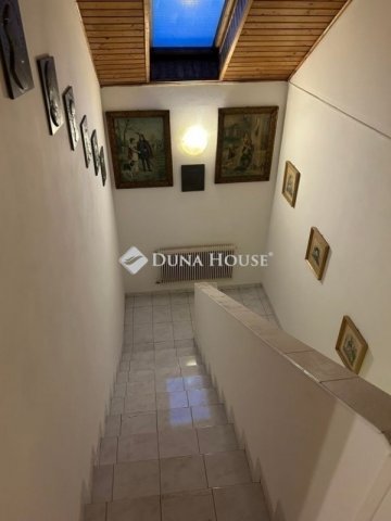 Eladó családi ház, Vecsésen 145 M Ft, 9 szobás