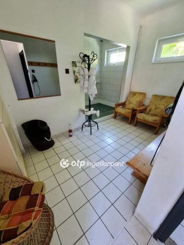 Eladó családi ház, Pápán 129 M Ft, 10 szobás