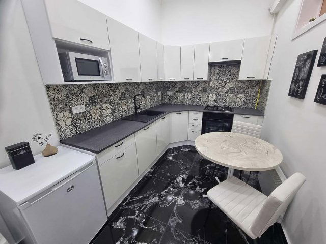 Eladó téglalakás, Budapesten, VI. kerületben, Jókai téren