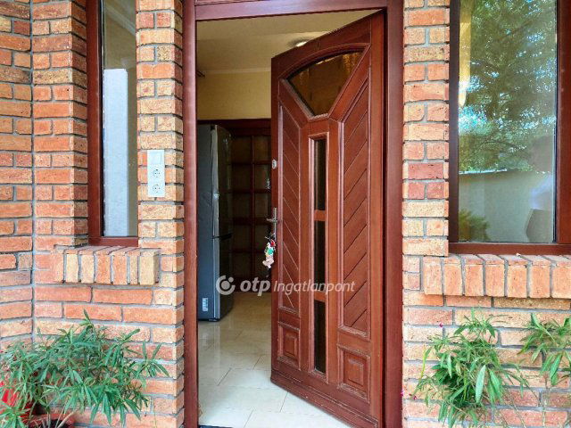 Eladó családi ház, Gyulán 180 M Ft, 7+2 szobás