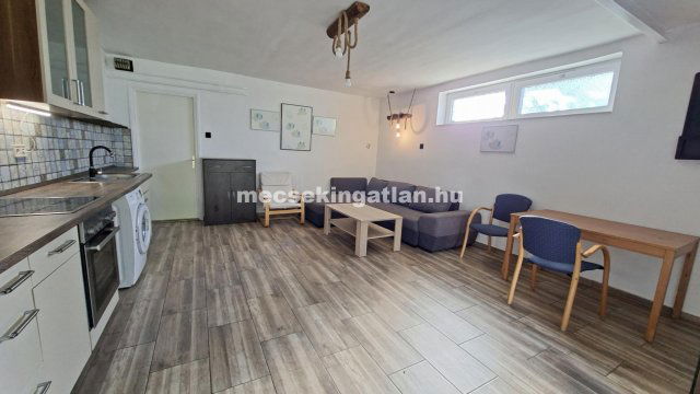 Kiadó családi ház, albérlet, Pécsett, Engel János József utcában