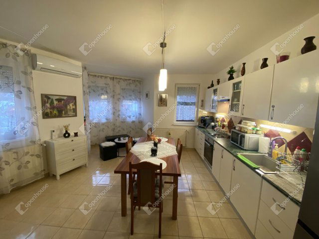 Eladó téglalakás, Mosonmagyaróváron 59.99 M Ft, 3 szobás