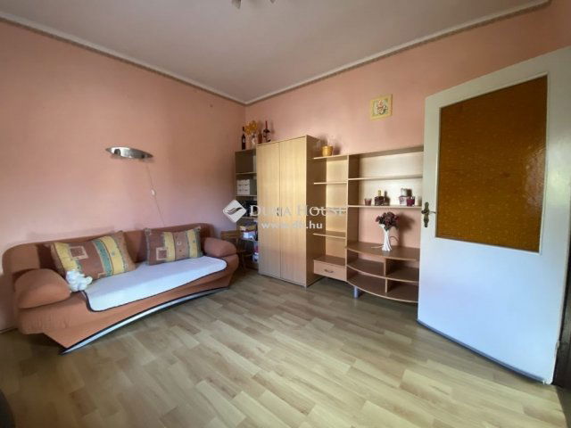 Eladó téglalakás, Veszprémben 79.99 M Ft, 3+3 szobás