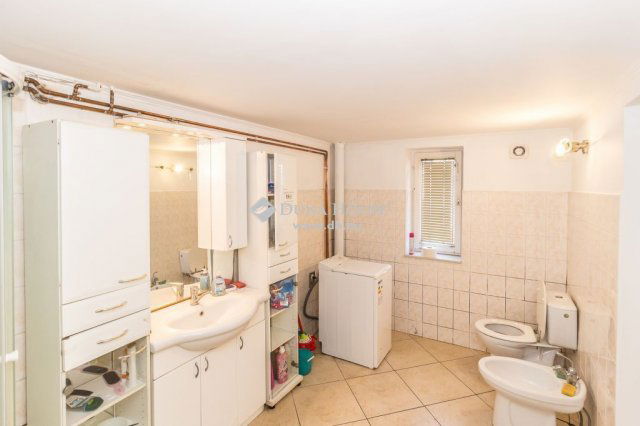 Eladó családi ház, Szombathelyen 95 M Ft, 9 szobás