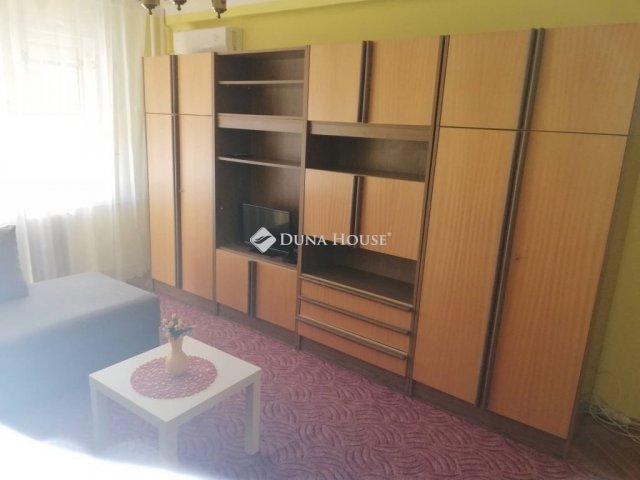 Kiadó téglalakás, albérlet, Pécsett 180 E Ft / hó, 2 szobás