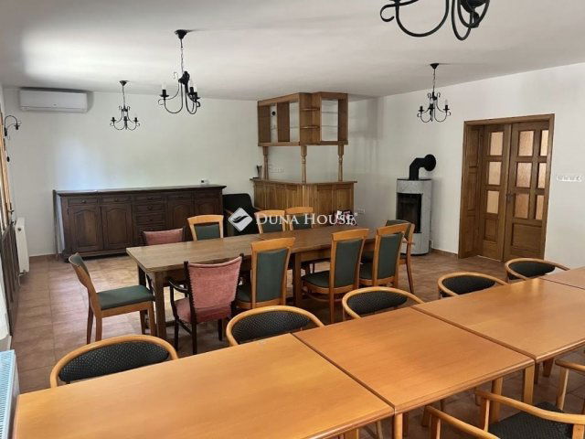 Eladó családi ház, Bólyban 220 M Ft, 9 szobás