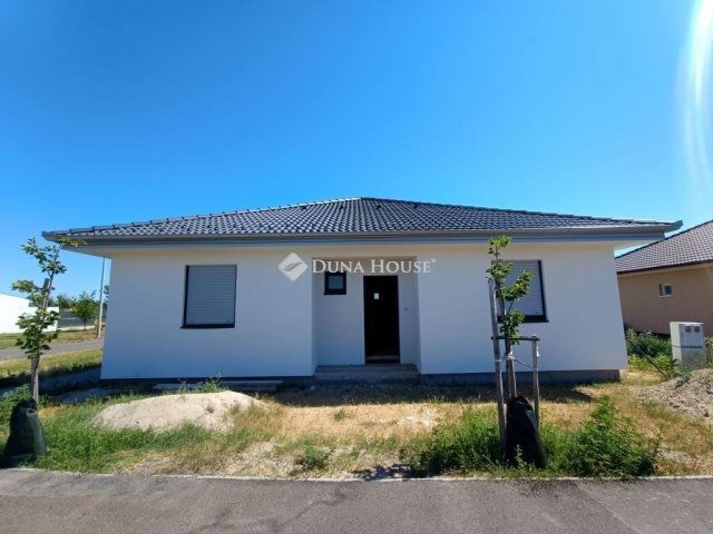 Eladó családi ház, Mórahalmon 79.972 M Ft, 4 szobás